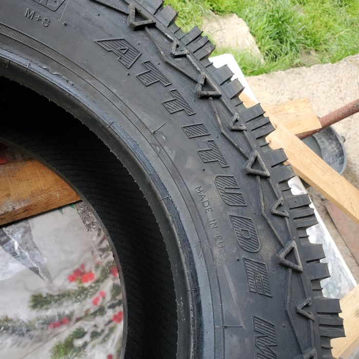 Продам 4 шини для позашляховика