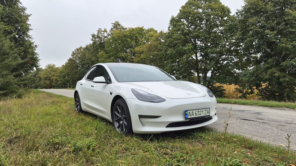 Tesla model 3 2021 року
