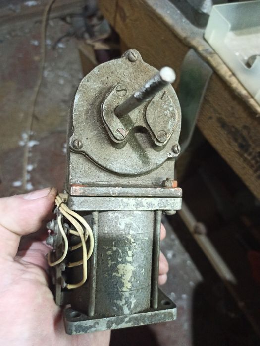 Электродвигатель с редуктором