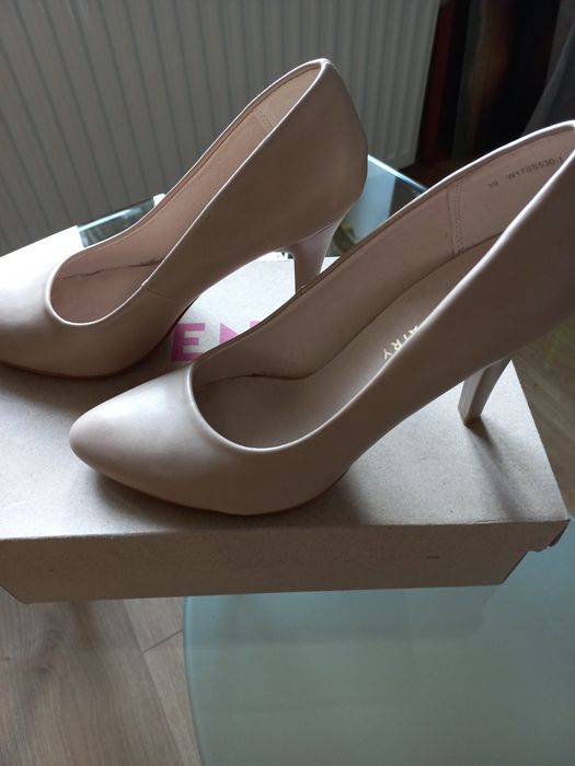 Beżowe nowe szpilki Jenny Fairy r.39