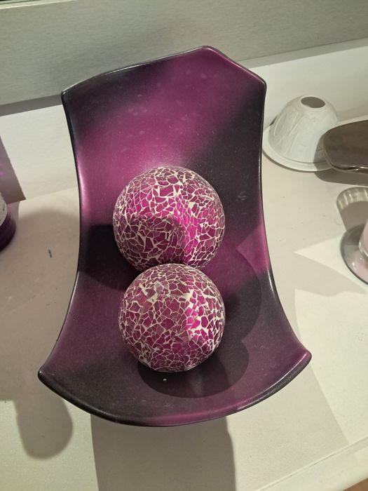 Peça decorativa com as bolas incluidas em  violeta