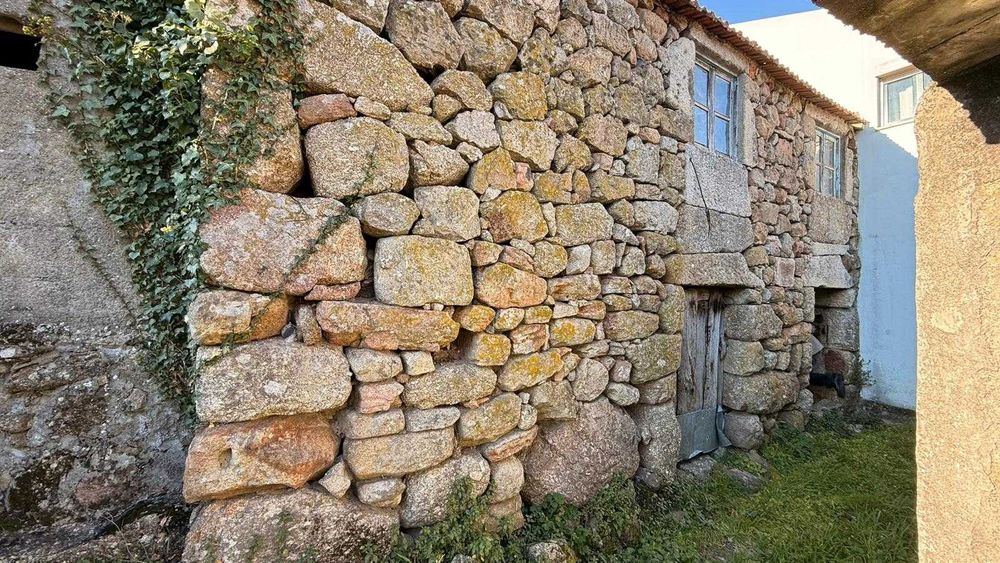 Moradia c/ anexo para recuperar em Resende