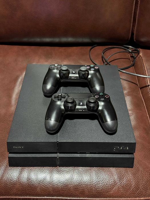 Playstation 4 (usada) 500gb, com 2 comandos dualshock.