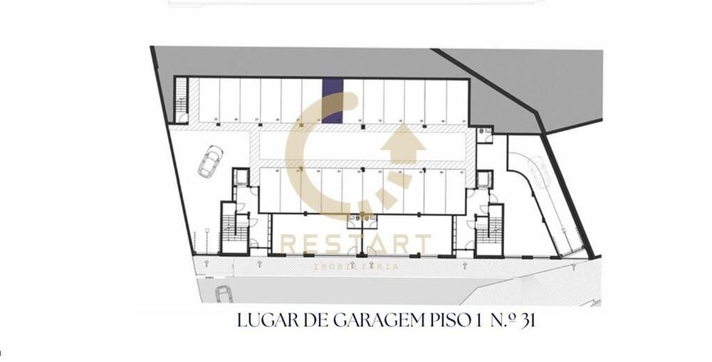 Studio T0 com varanda e lugar de garagem em Costa Cabral