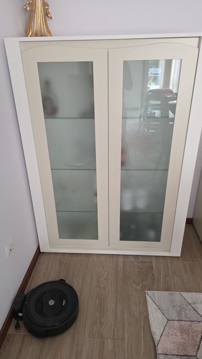 Cristaleira toda em vidro por dentro