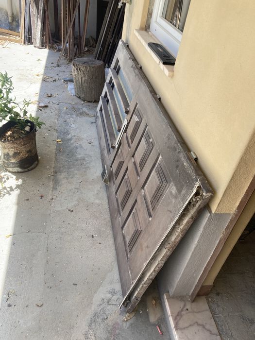 Porta principal antiga com vidro