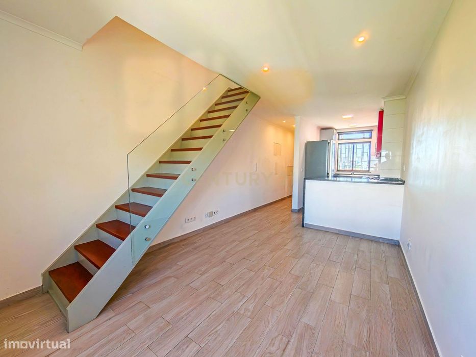 T2 Duplex Remodelado com Espaço Extra no Sótão em Benfica