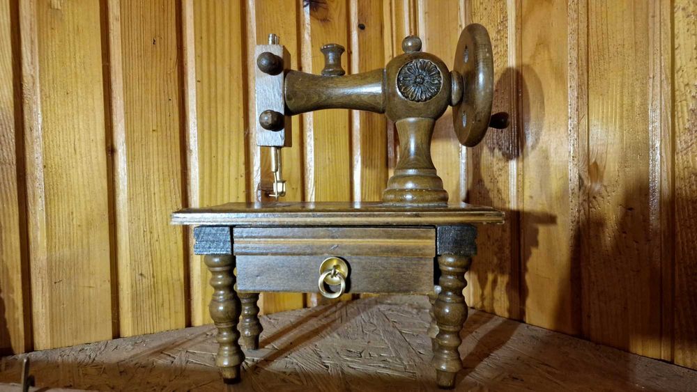 Rzeźba drewniana maszyna do szycia - model