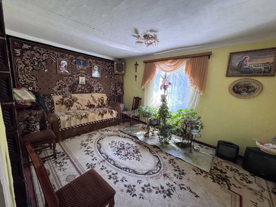 Продаж будинку з великою земельною ділянкою