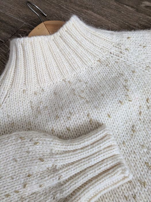 Зимовий довгий светр.