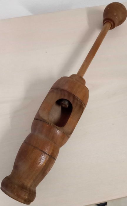 Arrolhador de garrafas manual em madeira, muito antigo