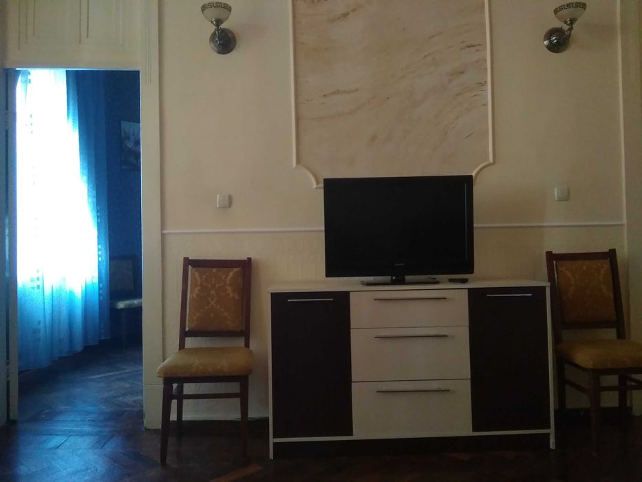 Сдам 3-х комн. квартиру в центре.