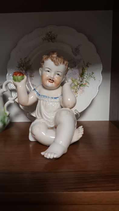 .   Фарфоровые статуетки.   Подсвечник путти.   Козленок.