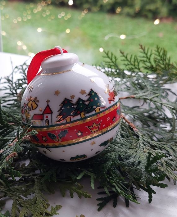 Bombka wykonana z porcelany, ręcznie zdobiona motywem światecznym