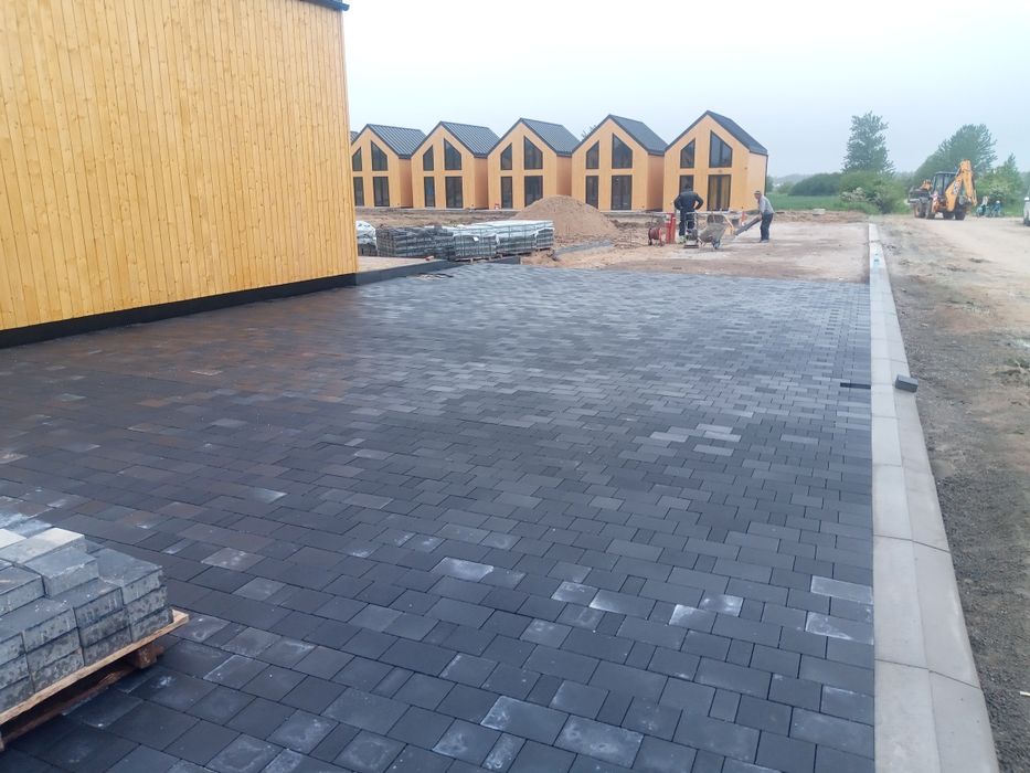 Profesjonalne układanie kostki brukowej. Budowa domków letniskowych.