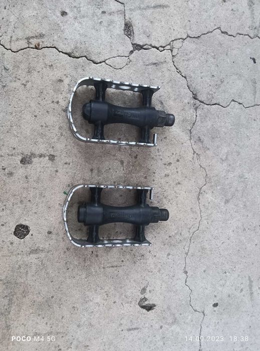 Сиденье и педали на горный велосипед.