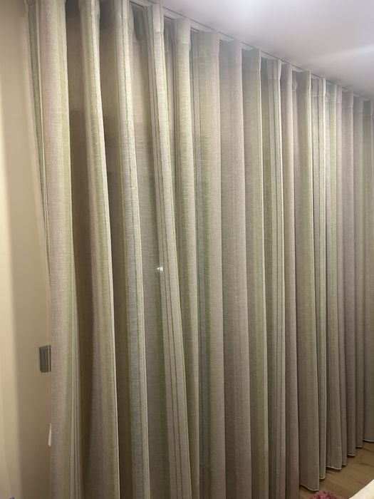 Cortinas bege e verde.
