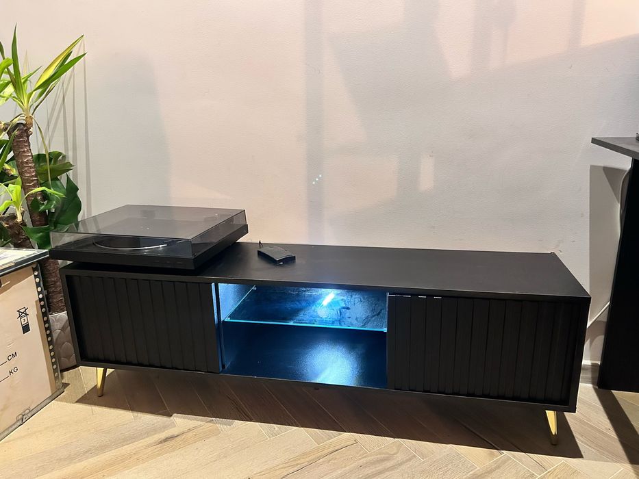 Szafka RTV z lamelowymi frontami