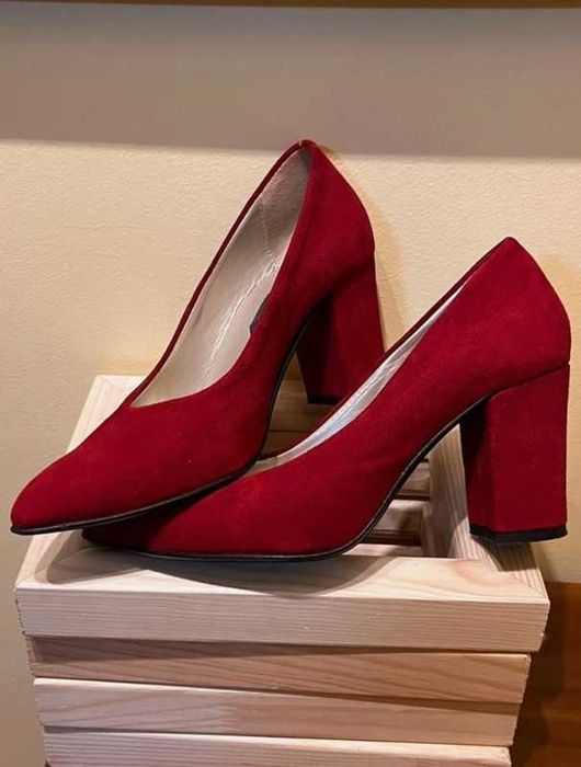 Sapatos de salto alto vermelhos