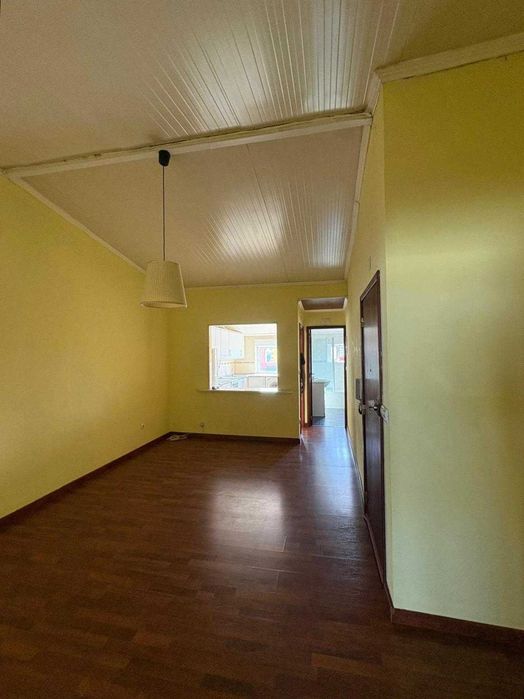 Apartamento T1 com excelente luz natural junto às Olaias