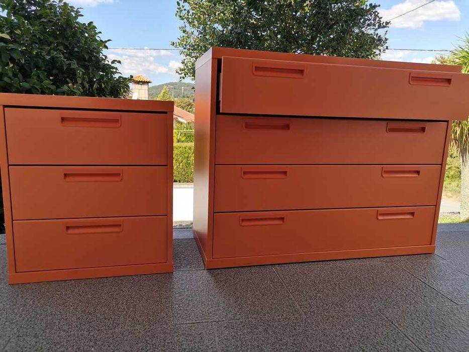 Cómoda e mesinha de cabeceira como novas, cor de laranja da JOM