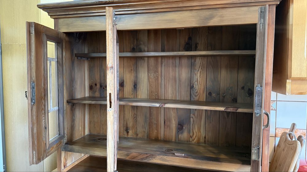 Oryginalny kredens rustykalny w kolorze orzecha