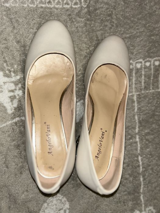 Святкові туфлі на підборах зі стразами