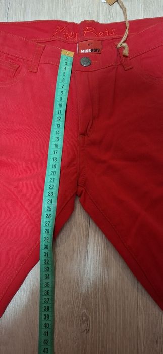 Джинсы красные женские