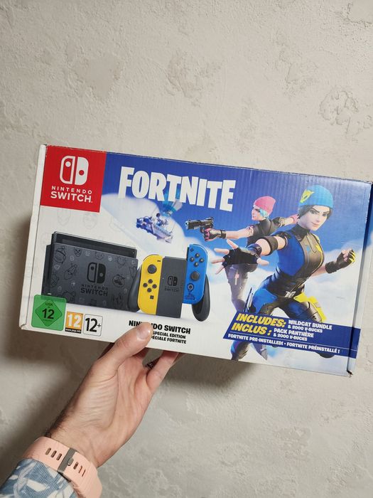 Nintendo Switch з комплектом та чохлом