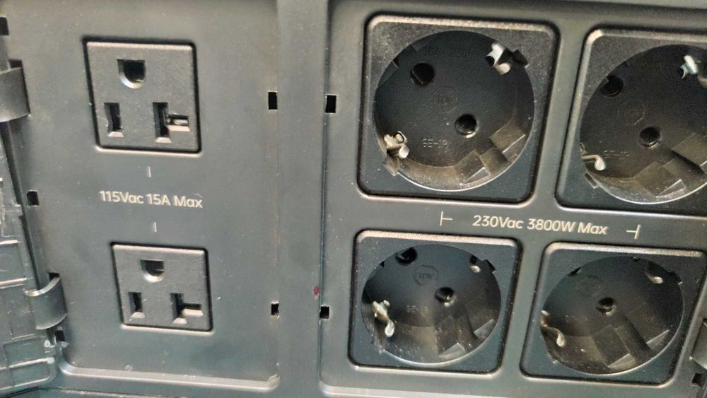 Зарядна станція Zendure SuperBase V6400 з додатковою батареєю