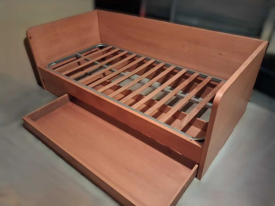 Cama individual com arrumação+mesa de cabeceira