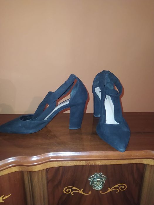 Duas botas e um salto vendo os três juntos ou separados.