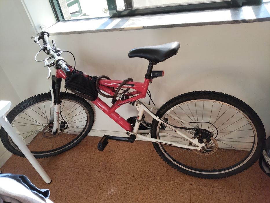 Bicicleta dupla suspensão