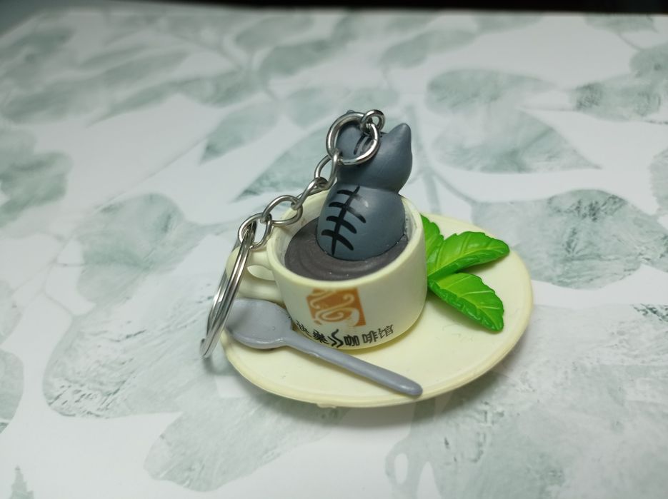 Brelok kotek w filiżance