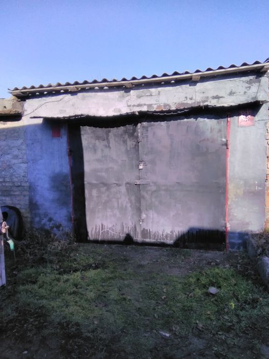 Гараж з оглядовою ямою та погребом.