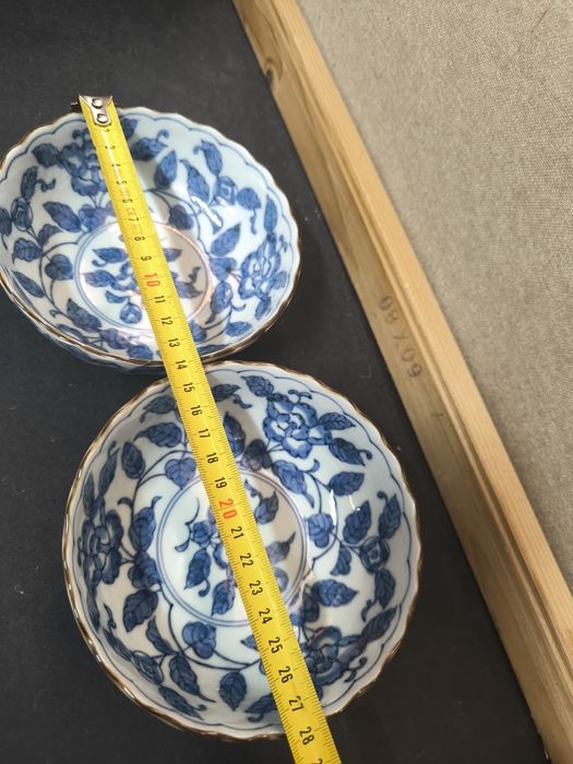 2 Taças Porcelana Azul e Branca Borda Dourada. 
Um par requintado de t