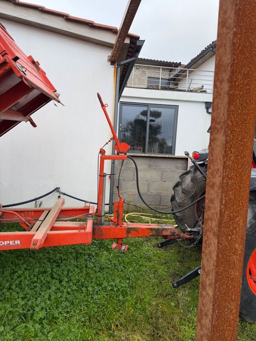 Reboque agrícola tribasculante