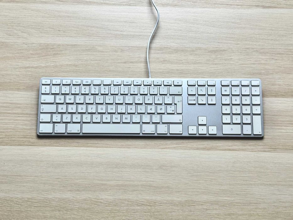 Apple Magic Keyboard A1243 USB – QWERTY – W pełni sprawna