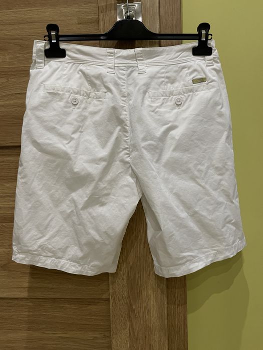 Oryginalne białe spodenki marki Armani Exchange.