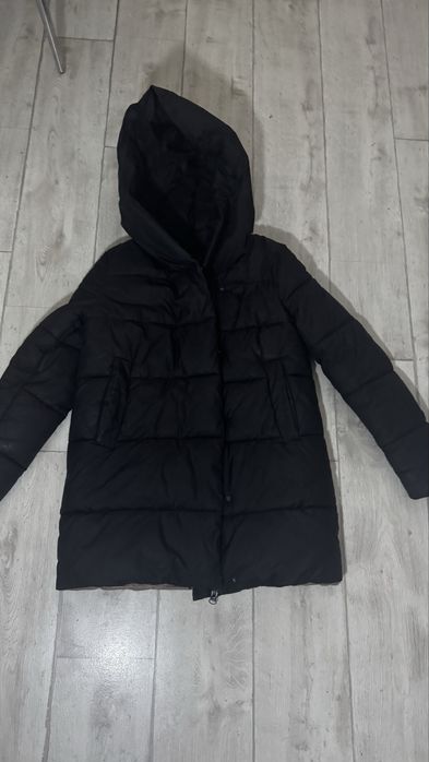 Пуховик чорного кольору