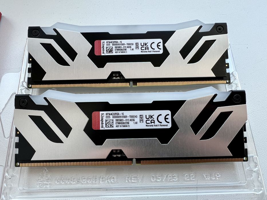 KF564C32RSA-16 (2шт)Kingstone Fury DDR5-6400 32 gb Renegade RGB Silver