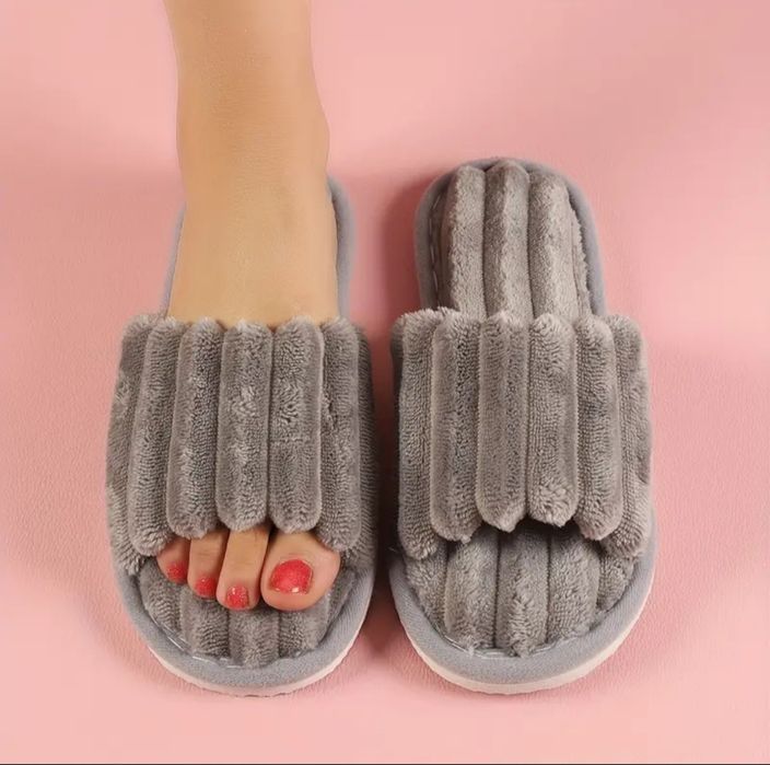 Жіночі кімнатні тапочки