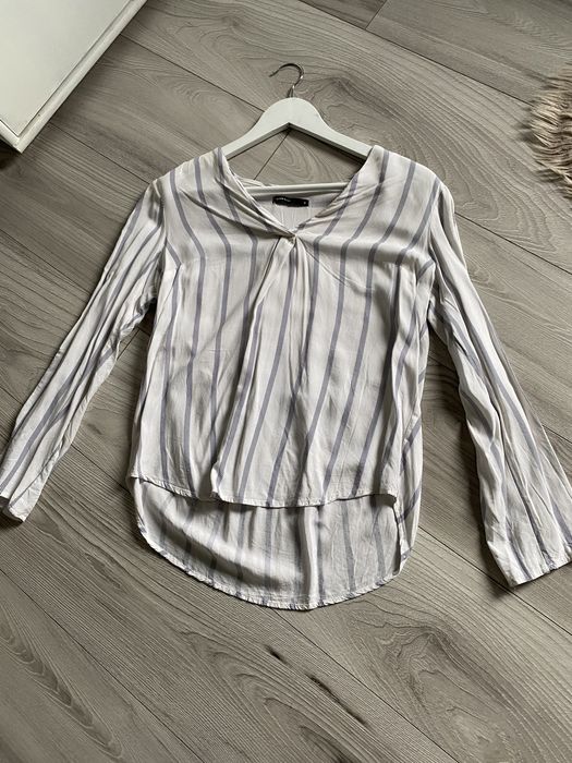 Biała koszula w paski