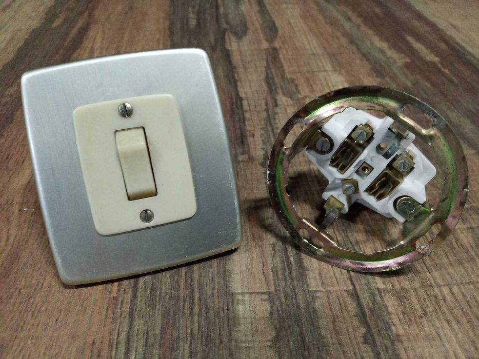Lote Material Elétrico Vintage Anos 70 80 Interruptores e Tomadas Metálicas