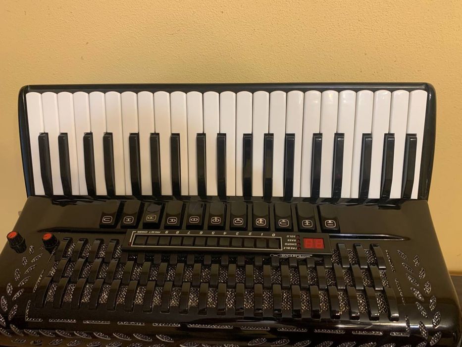 Продається аккордеон