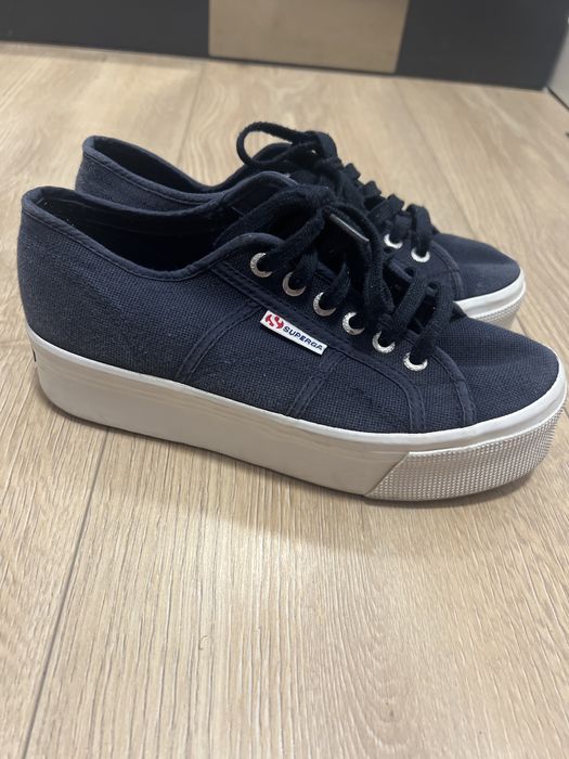 Trampki na platformie Superga granatowe