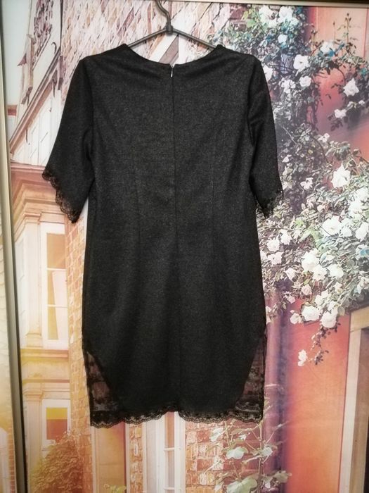 Черное платье с кружевом.