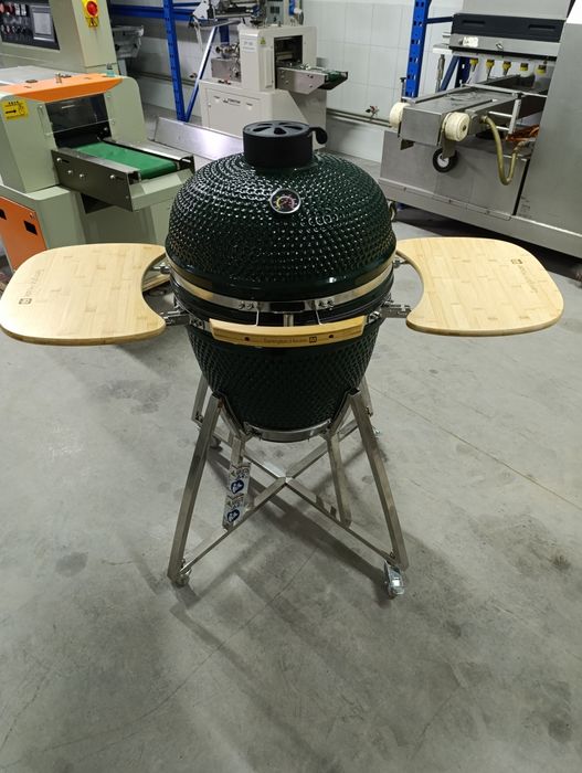 Керамічний гриль на вугіллі. Гриль. Барбекю. BBQ