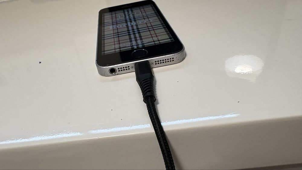 Iphone SE(2016) com caixa