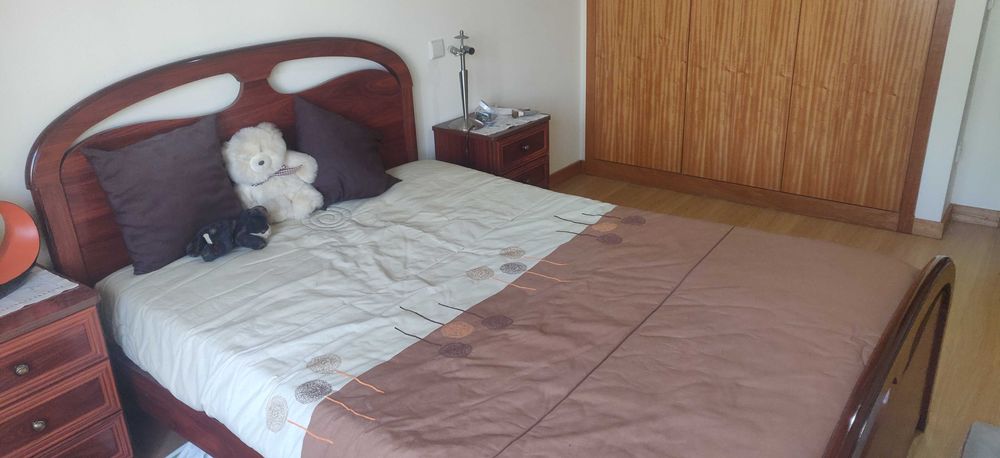 Cama de casal, 1 comoda e 2 mesinhas de cabeceira